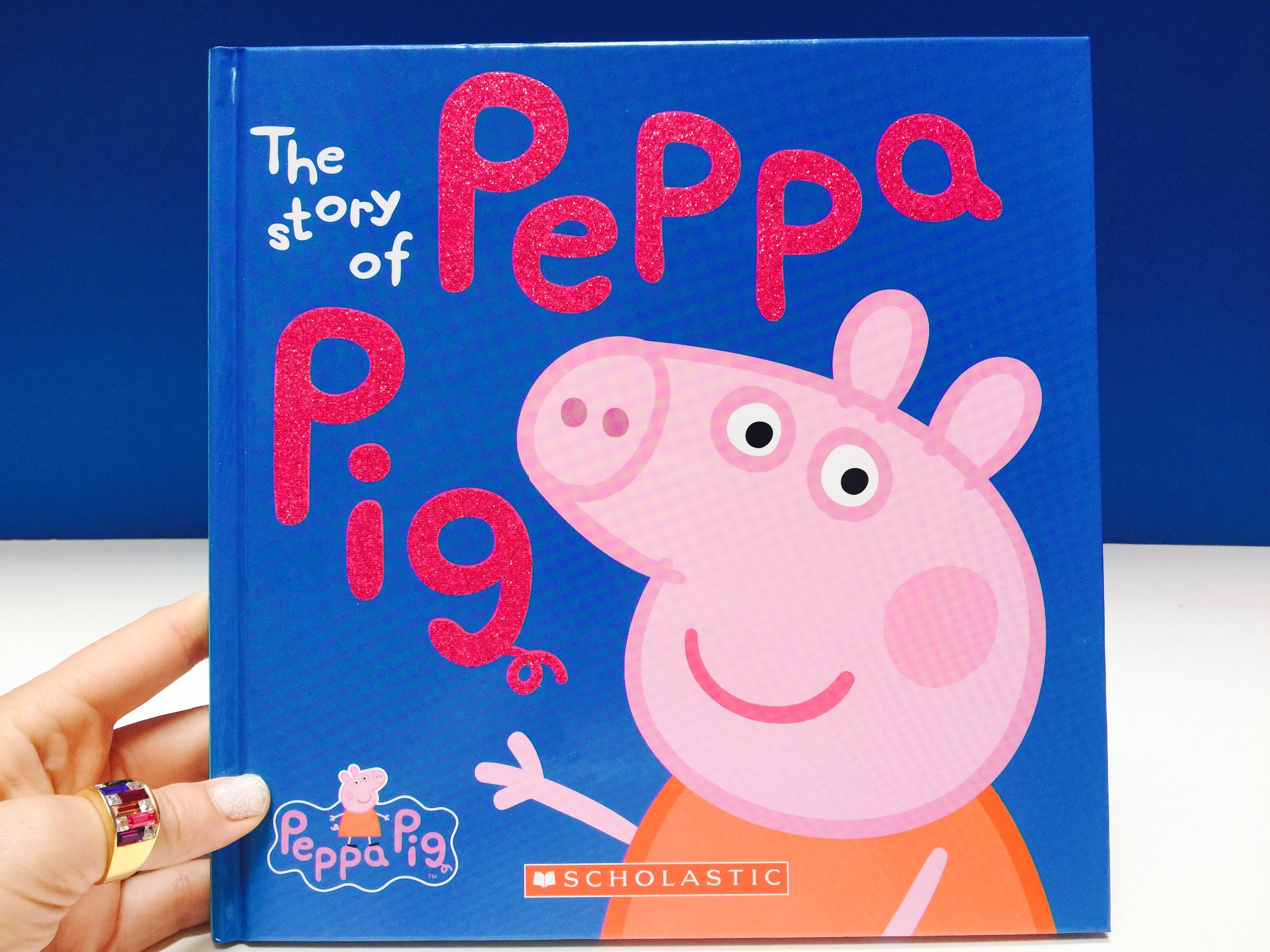 Свинка пеппа книга. Peppa pig birthday book. Peppa pig book. Свинка с книжкой. Маленькая книжка свинка пеппа.
